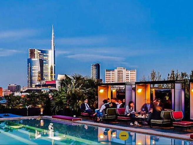Aperitivo all’aperto a Milano: dai giardini segreti ai rooftop, i migliori posti