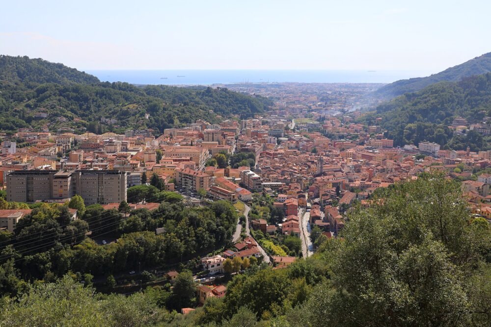 Carrara, veduta verso il centro storico, avenza e il mare da via salita sponda 03 – rinnovo patente a Carrara