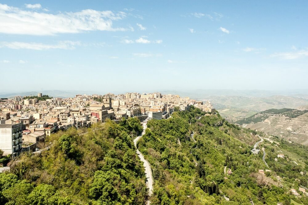 View From Rocca Di Cerere (37089038346) – rinnovo patente a Enna