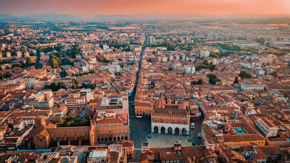 Piazza Cavalli vista aerea – rinnovo patente a Piacenza