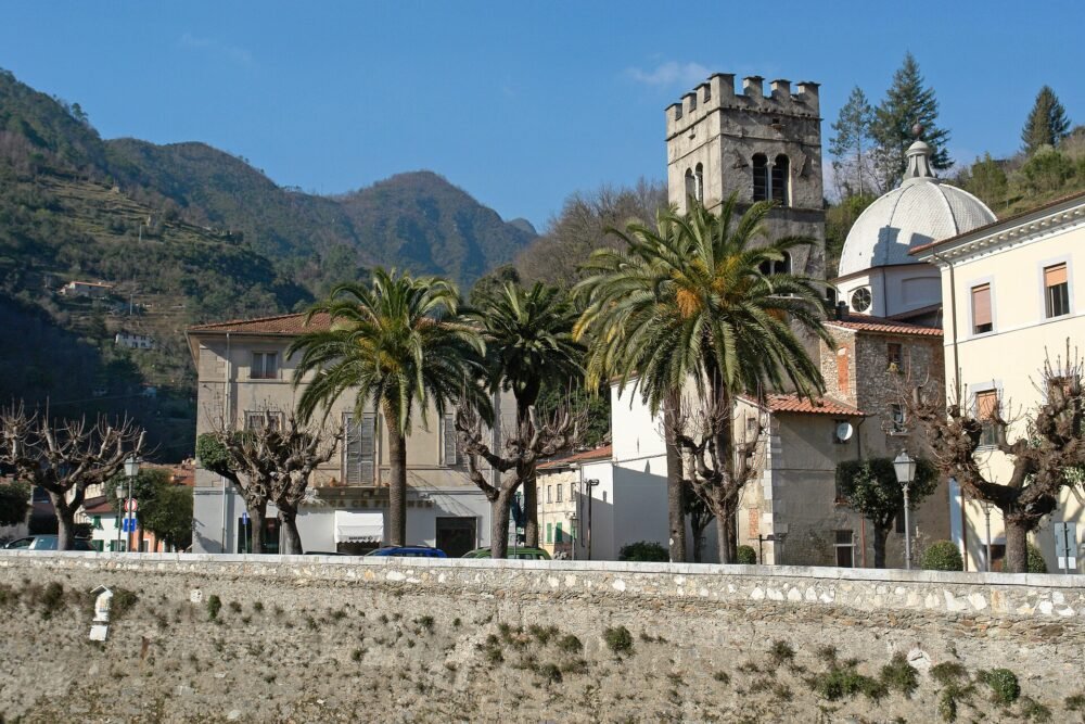 Seravezza 220208 Kirche am- Fluss – rinnovo patente a Seravezza