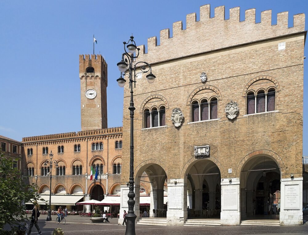 Piazza dei Signori e Palazzo dei Trecento – rinnovo patente a Treviso