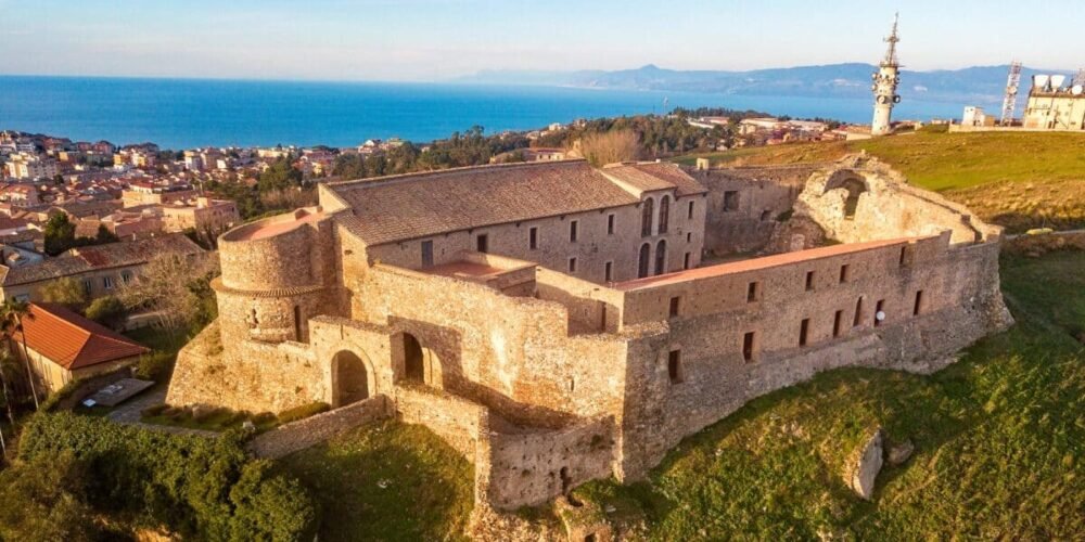Veduta aerea del castello di Vibo Valentia – rinnovo patente a Vibo Valentia