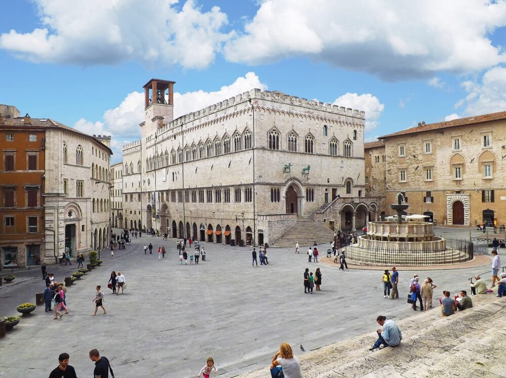 Piazza IV Novembre - Palazzo dei Priori e Fontana Maggiore 01 – rinnovo patente a Perugia